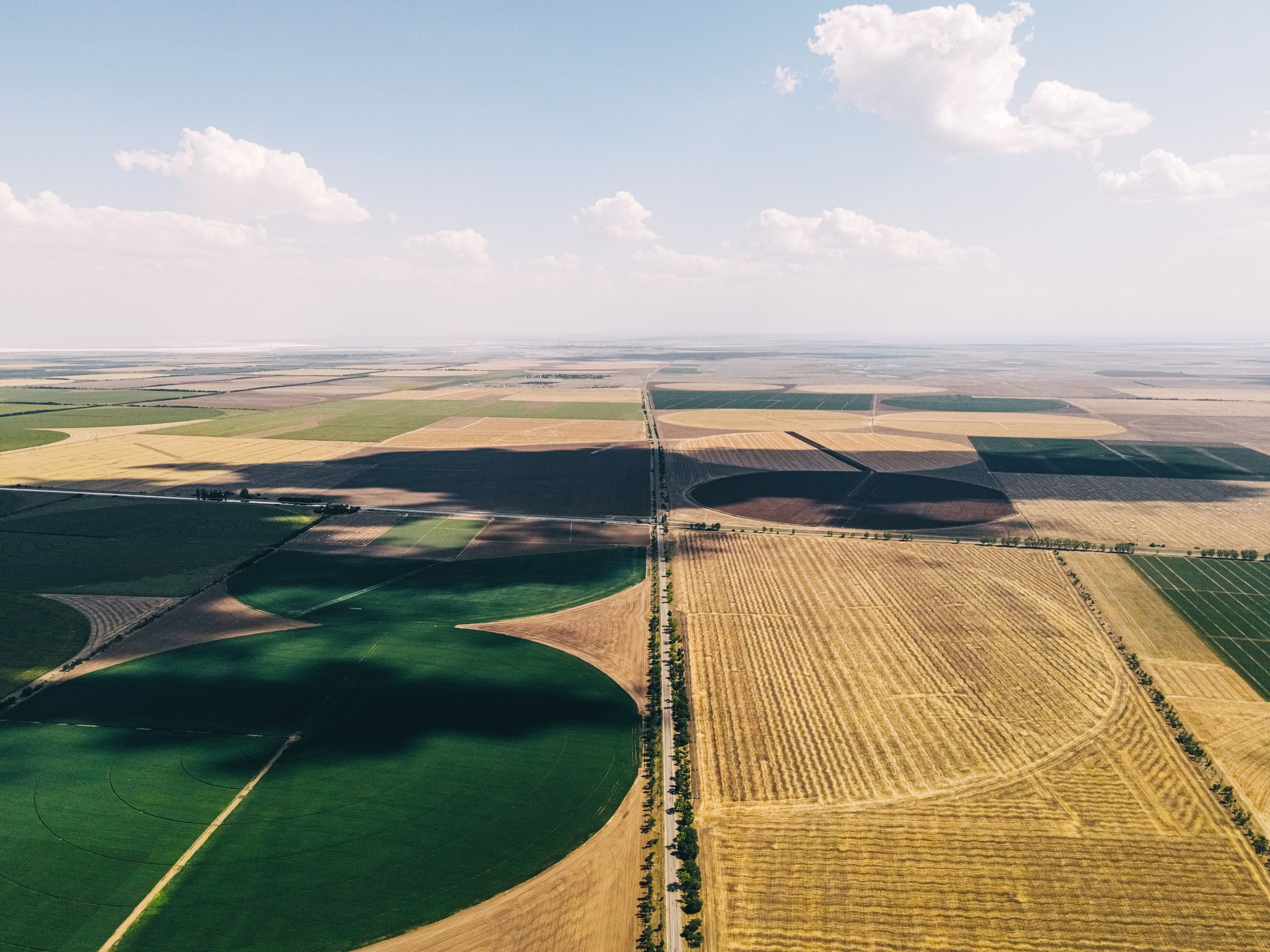 Vista aérea panorámica de campos agrícolas