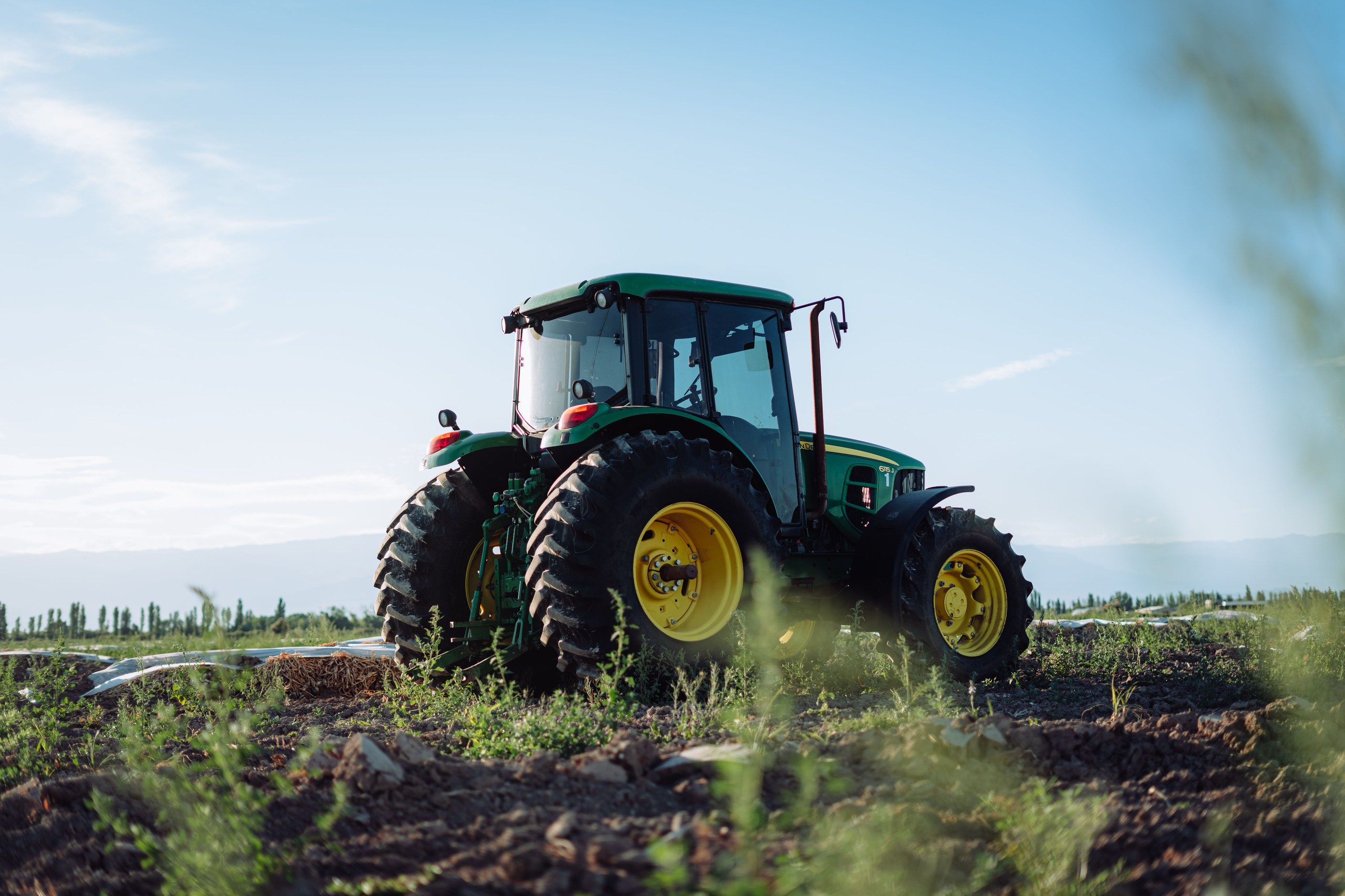 Tractor agrícola trabajando en el campo